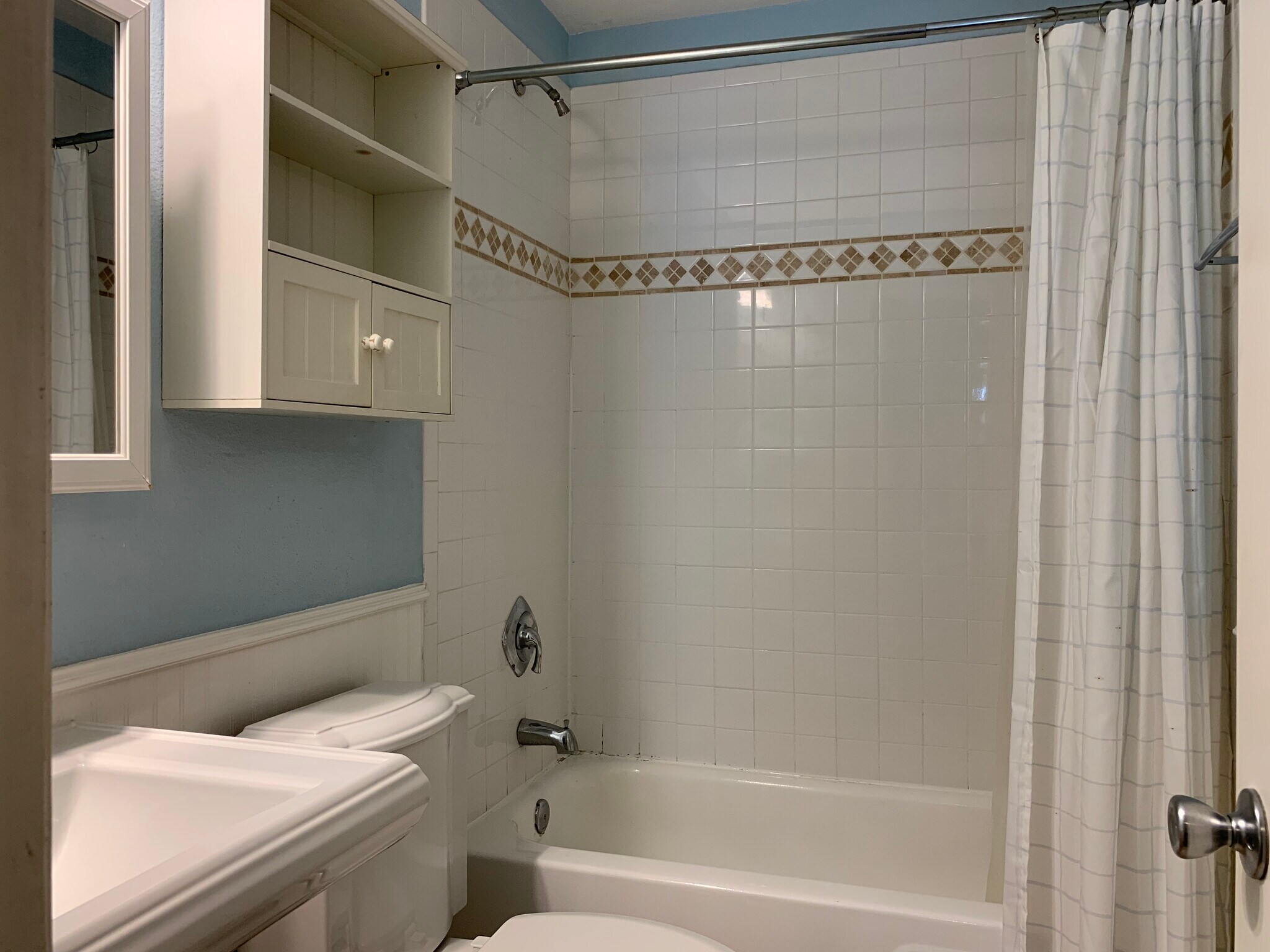 Full bathroom with tub. 1x1 Condo in Hyde Park. 407 E 45th St. Austin. 78751 - 407 E 45th St #116