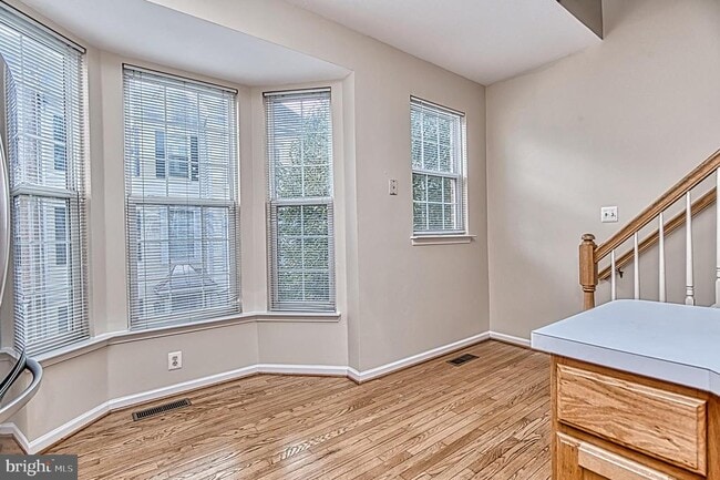 Building Photo - 5832 Cowling Ct