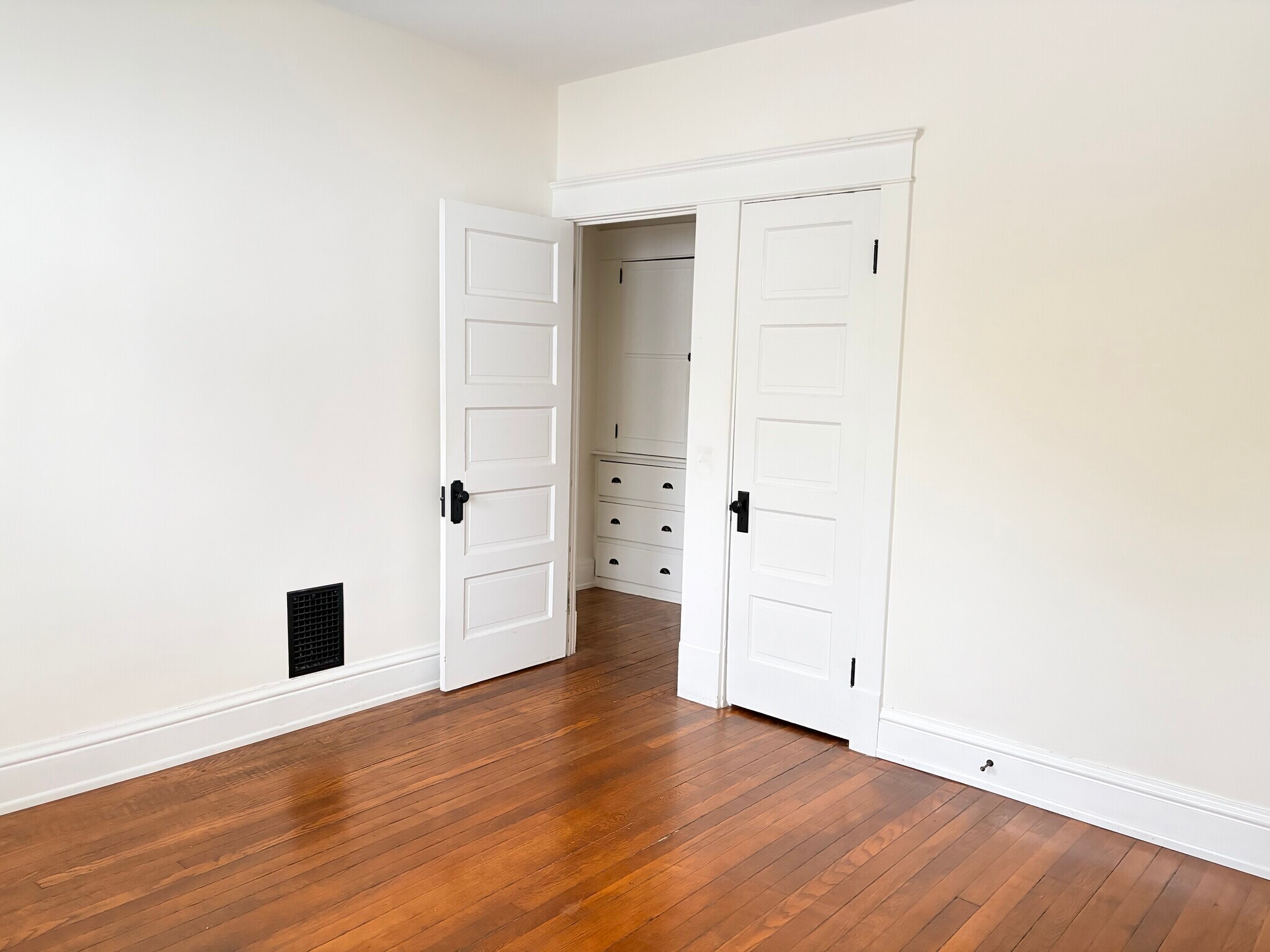 Building Photo - 693 Linwood Ave