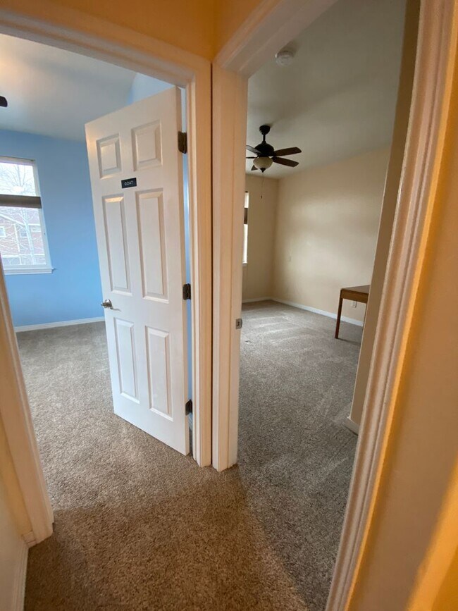 Building Photo - Spacious  3 bedroom 2.5 bathroom townhouse