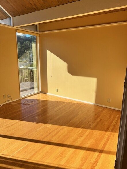 Building Photo - 880 Larkspur Dr