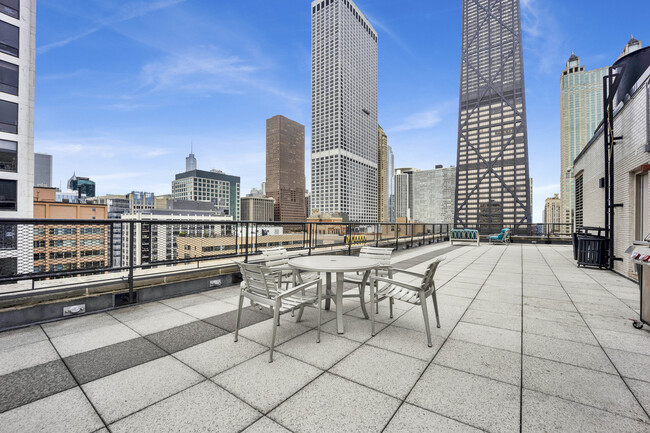 Building Photo - 253 E Delaware Pl