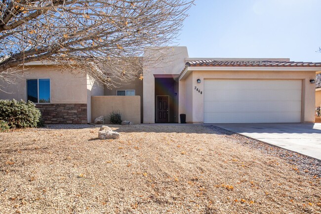 Primary Photo - Spacious 4 Bedroom 2 Bath Home in Mesa Vil...