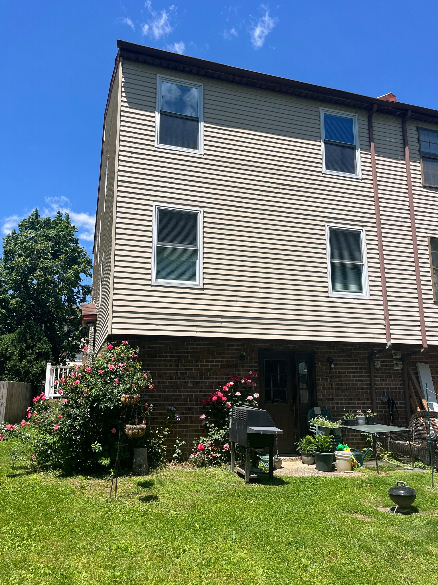 Building Photo - 13085 Blakeslee Dr