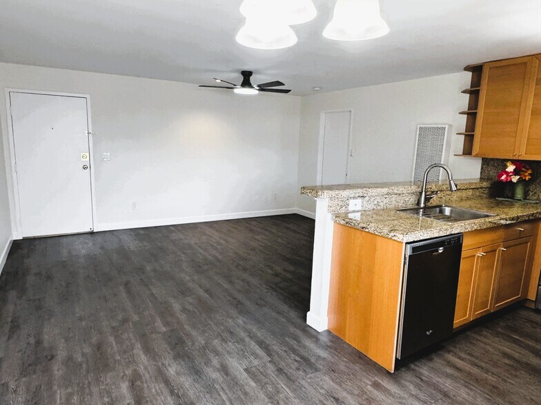 Building Photo - 18530 Hatteras St