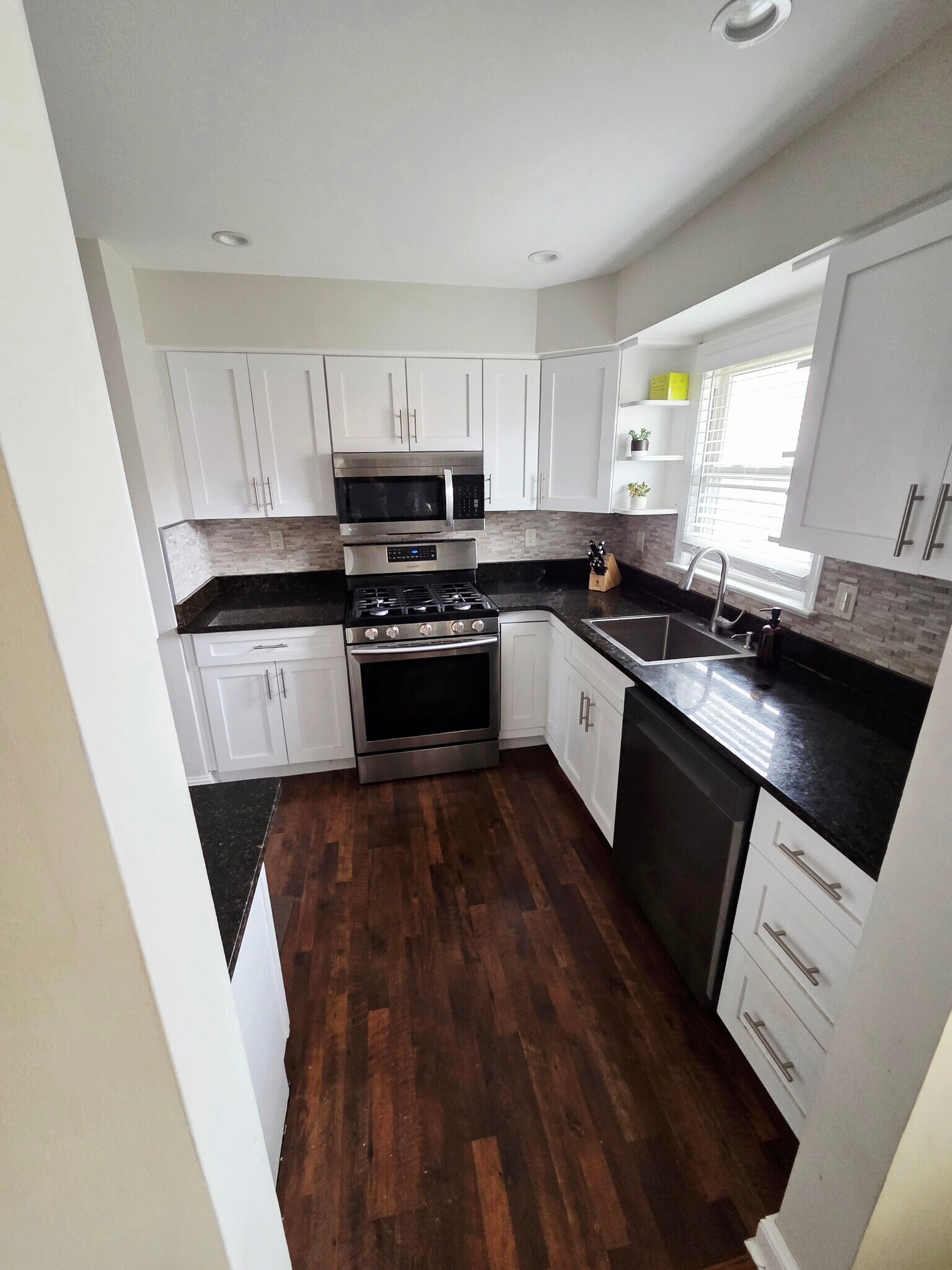 Building Photo - 223 Ray St