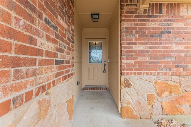 Building Photo - 5001 Bridgewood Dr