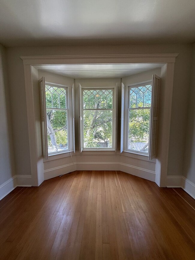 Building Photo - 2 Bedroom, 1 bathroom second floor apartme...