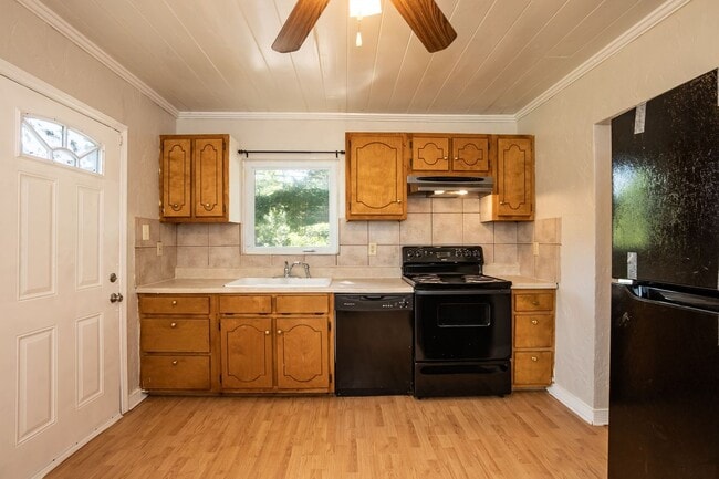 Building Photo - Two Bedroom Home