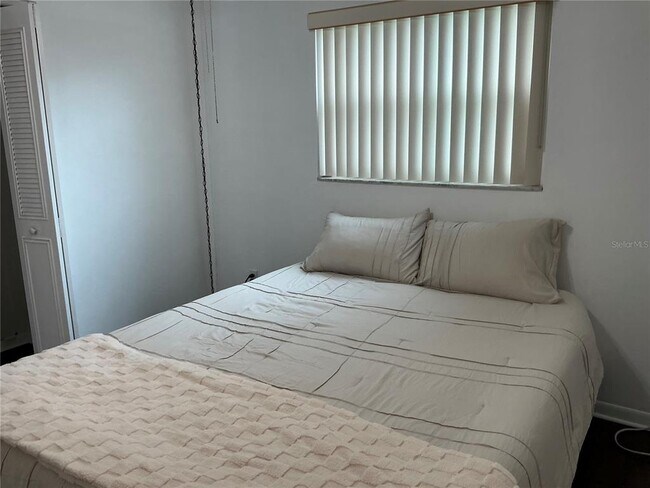 Building Photo - 2525 W Bay Dr