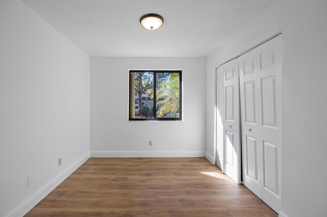 Building Photo - 2925 Azalea Dr