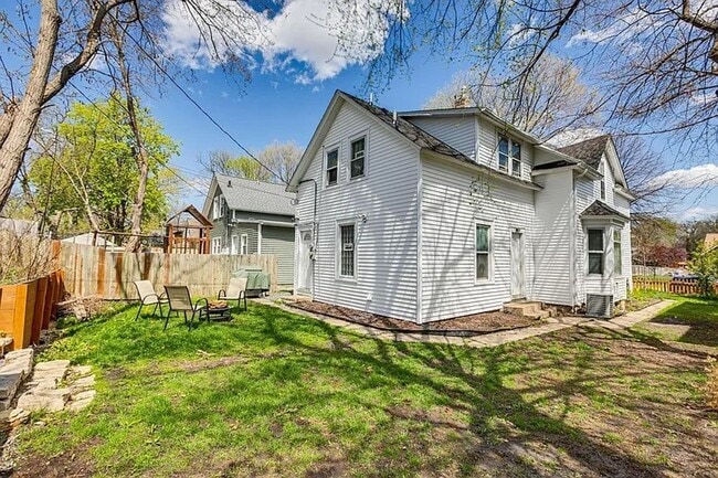 Building Photo - Stunning 5 Bedroom, 2 Bathroom Home in Minneapolis! Available 3/1/2026-Section 8 Accepted
