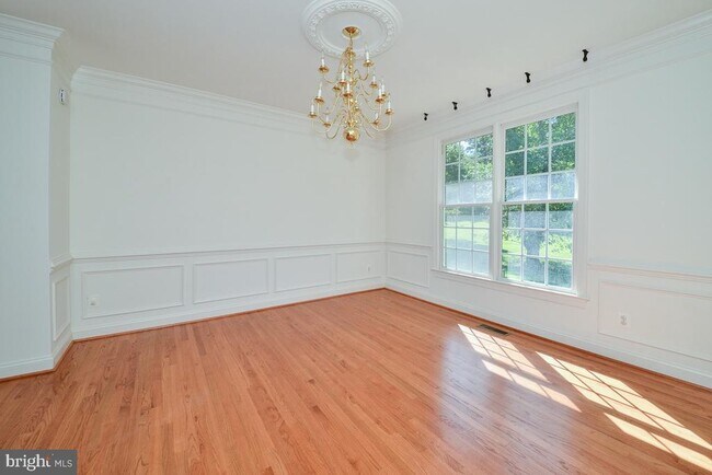 Building Photo - 855 Charwhit Ct