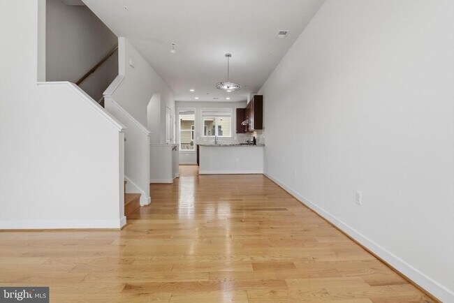 Building Photo - 16199 Columbus Ave