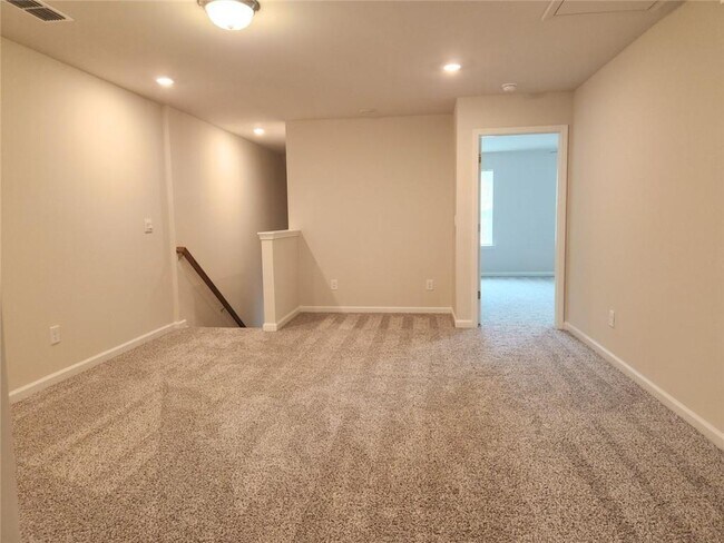 Building Photo - 1050 Sunny Lk Dr