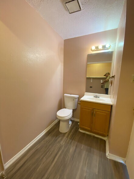 Half bathroom - 10631 Starcrest Dr