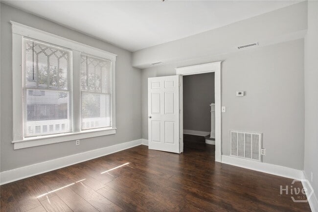 Building Photo - 1002 W 44th St