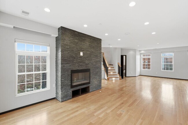 Building Photo - This exceptional West Market location is just steps from Reston Town Center, offering convenient ...