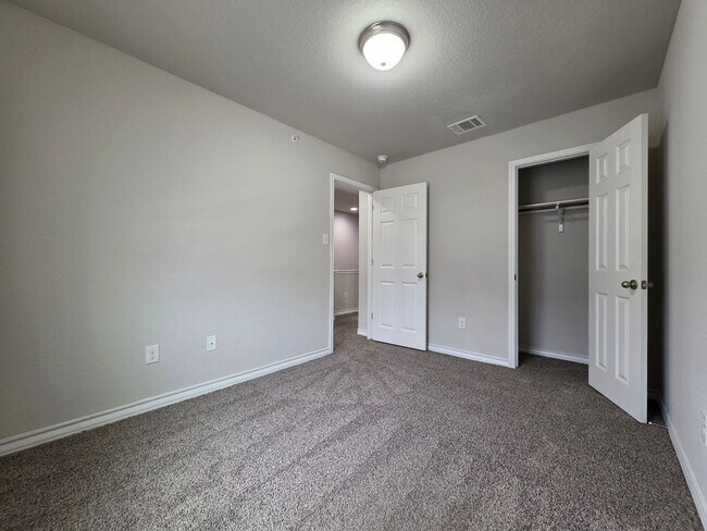 Building Photo - Town home for rent