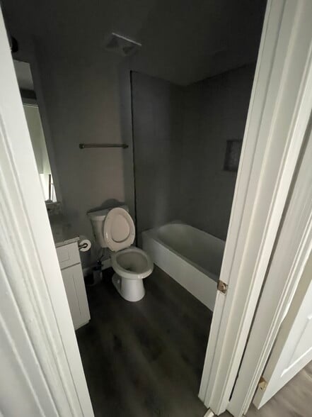 Full Bathroom Pic 2 - 1901 Addison Rd S