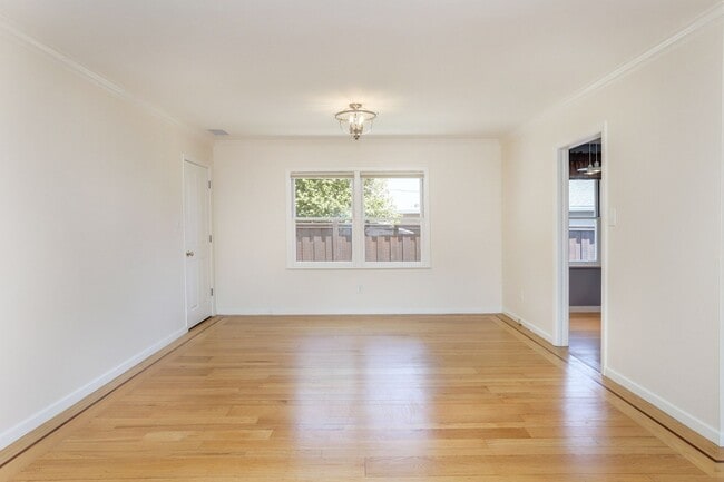 Building Photo - 4 Bed / 3 Bath Burlingame home near excell...