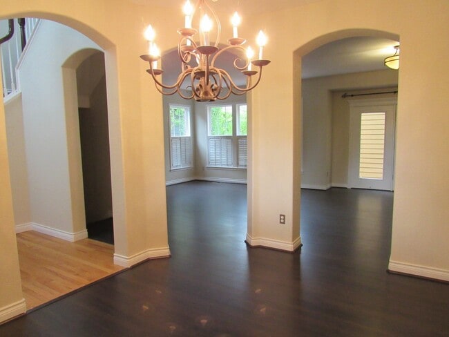 Building Photo - Rare Bradburn Single Family home including Carriage house