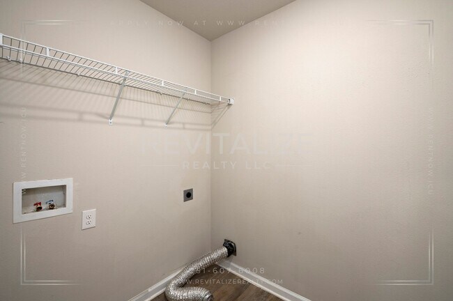 Building Photo - Beautiful 2-Story 5 BD 3 BA House in Spani...