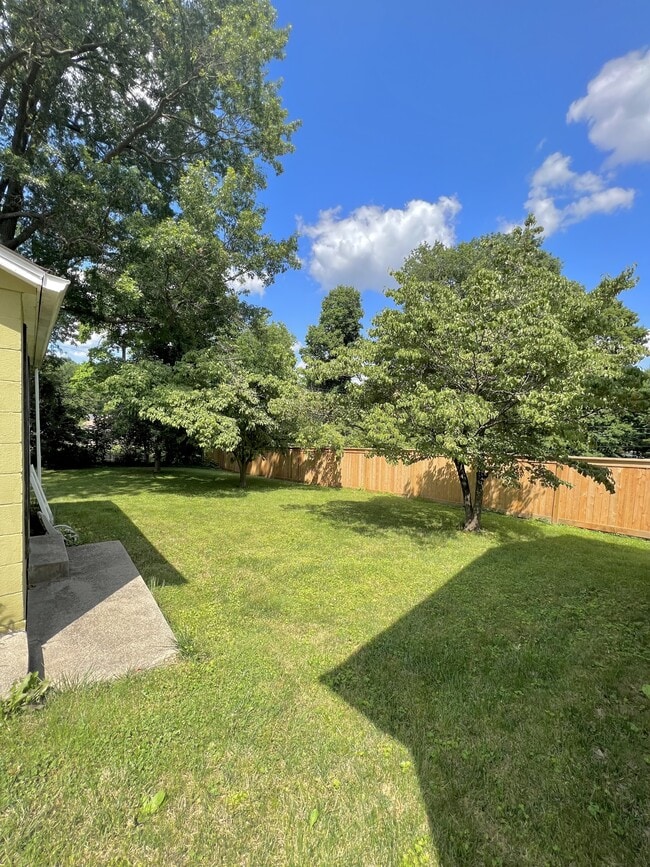Building Photo - 323 E Lowry Ln