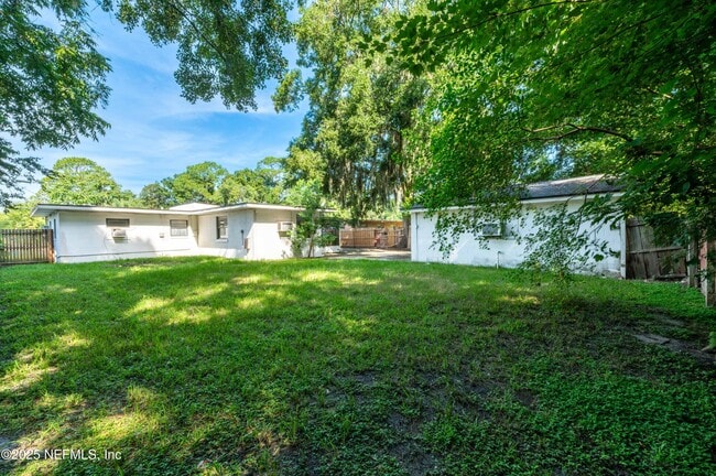 Building Photo - 777 La Marche Dr