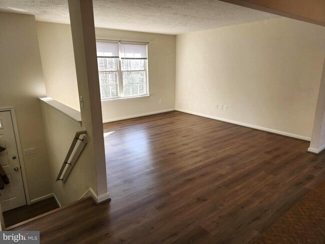Building Photo - 37130 Mowry Ln