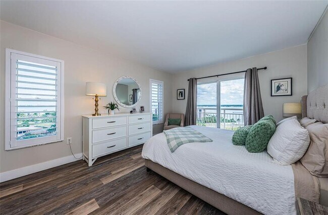 Building Photo - 4900 Brittany Dr S