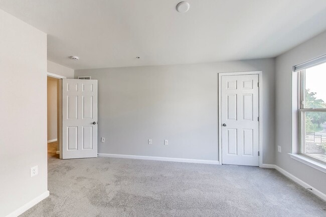 Building Photo - Elegant 3 bedroom, 2.5 bath townhome in Crown Farm