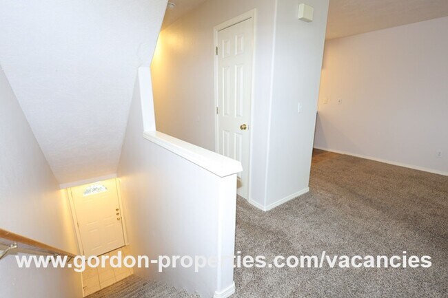 Building Photo - NE Halsey St - 2 bedroom townhouse with de...