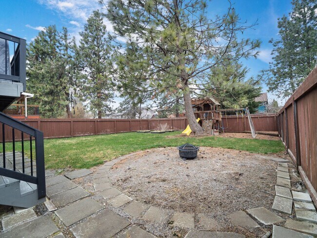 Building Photo - Bright & Comfortable 3 Bedroom Home (Furnished)