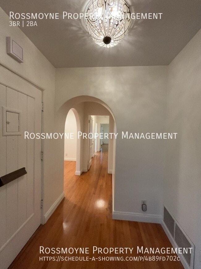 Building Photo - 10856 Wellworth Ave