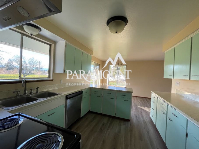 Building Photo - Tucked Away Upper 2 Bedroom Duplex in Port Orchard