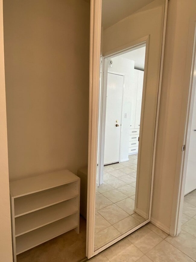 Building Photo - One Bedroom Condo Available in Watergate Community/Emeryville!