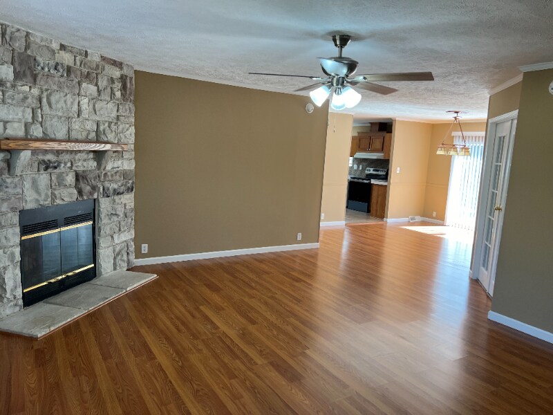 Building Photo - 420 Decker St