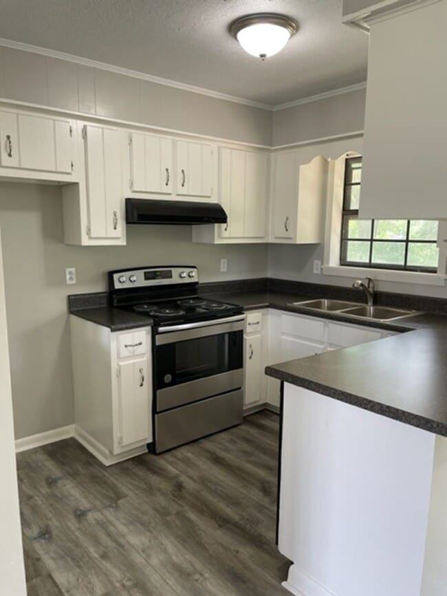 Building Photo - Renovated 3 Bedroom 1 Bath Home for Rent!