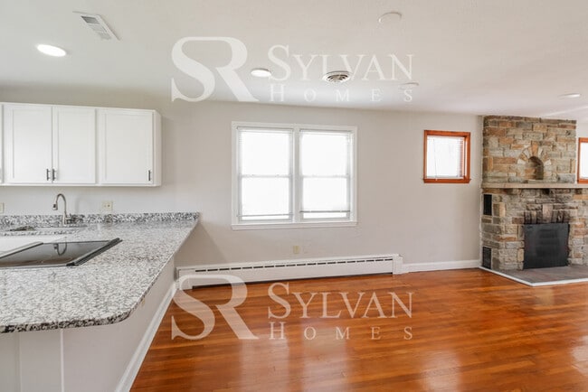 Building Photo - Remarkable Value. Unbeatable Location!