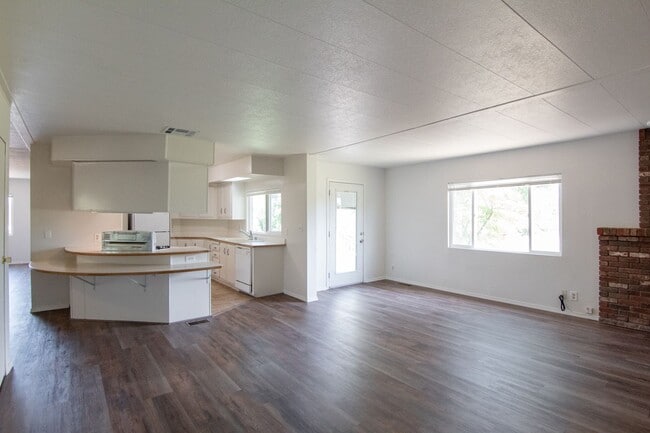 Building Photo - $500 MOVE IN SPECIAL Manufactured Home for Rent in Redding CA | 1 Acre, Large Deck, Pet Friendly