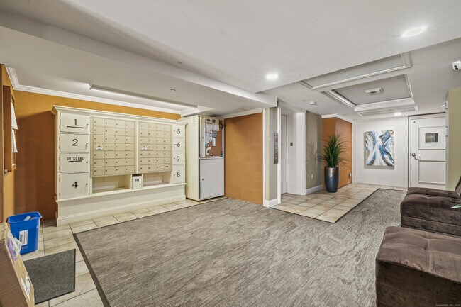 Building Photo - 461 Bank St