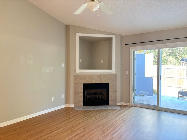 Building Photo - 2 Br 2 Bath Move In Ready!