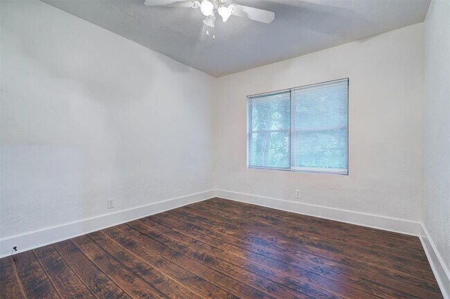 Building Photo - 1328 NE 8th St