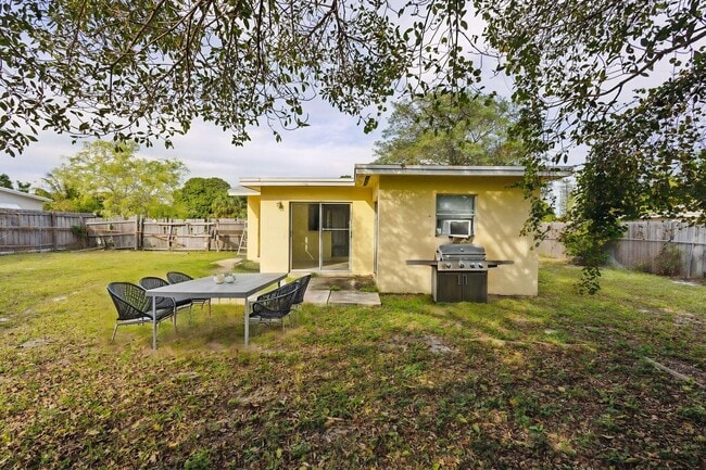 Building Photo - 520 NE 45th St