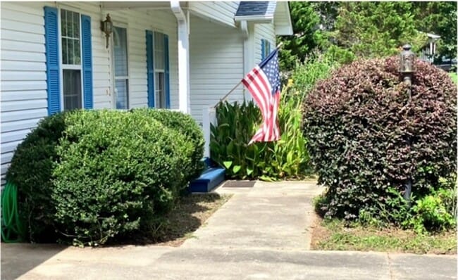 Building Photo - Beautiful 3BR Home for Rent in Toccoa, GA with Fenced Yard & 2-Car Garage