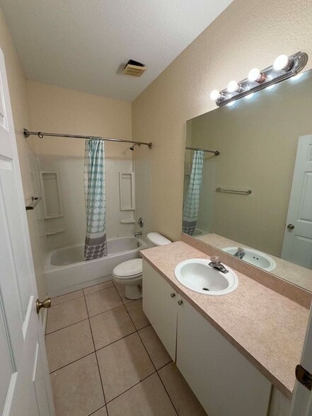Building Photo - COMING SOON!!! Charming 3/2/2 car garage home in North Port