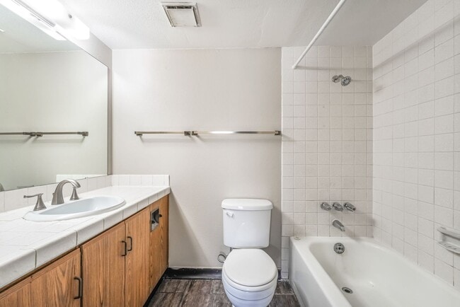 Building Photo - 2 Bedroom, 2 Bathroom Condo unit in a Gate...