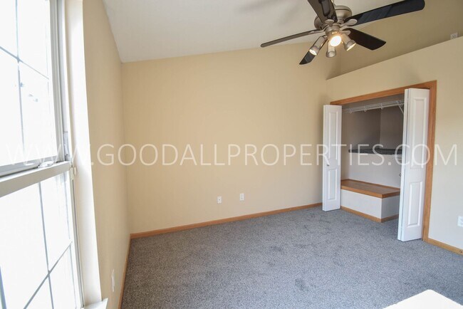 Building Photo - 2 Bedroom 2 Bath Updated Townhome in Ankeny with attached two car garage