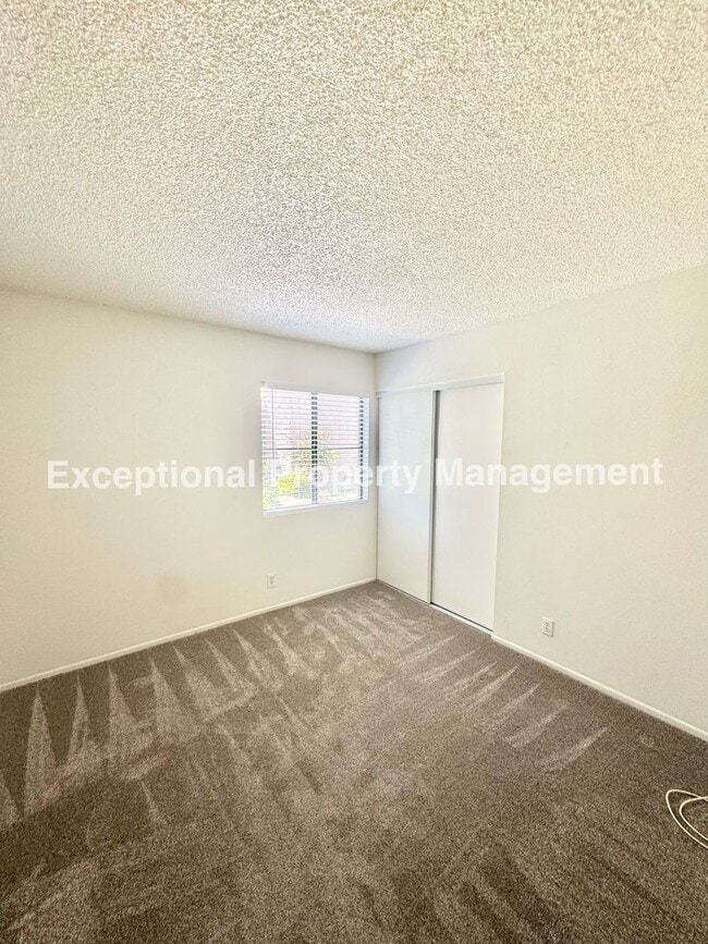 Building Photo - Ready to move in 2 bed 1 bath unit